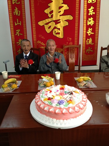 学校关工委为退休老教师举办八十岁生日庆祝活动.jpg